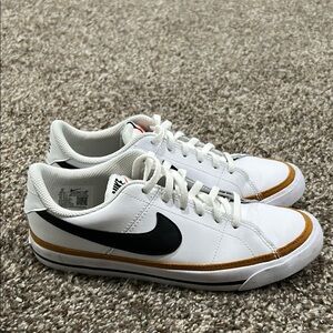 Nike Men's White and Black Sneakers